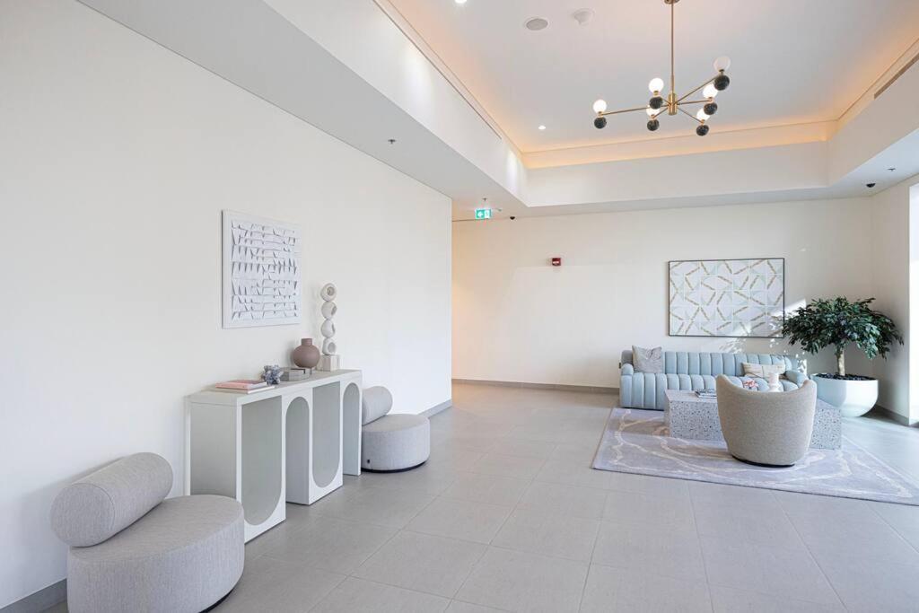Downtown Sky High Luxury I And Sea Views I Opp Mall Burj Khalifa Дубай