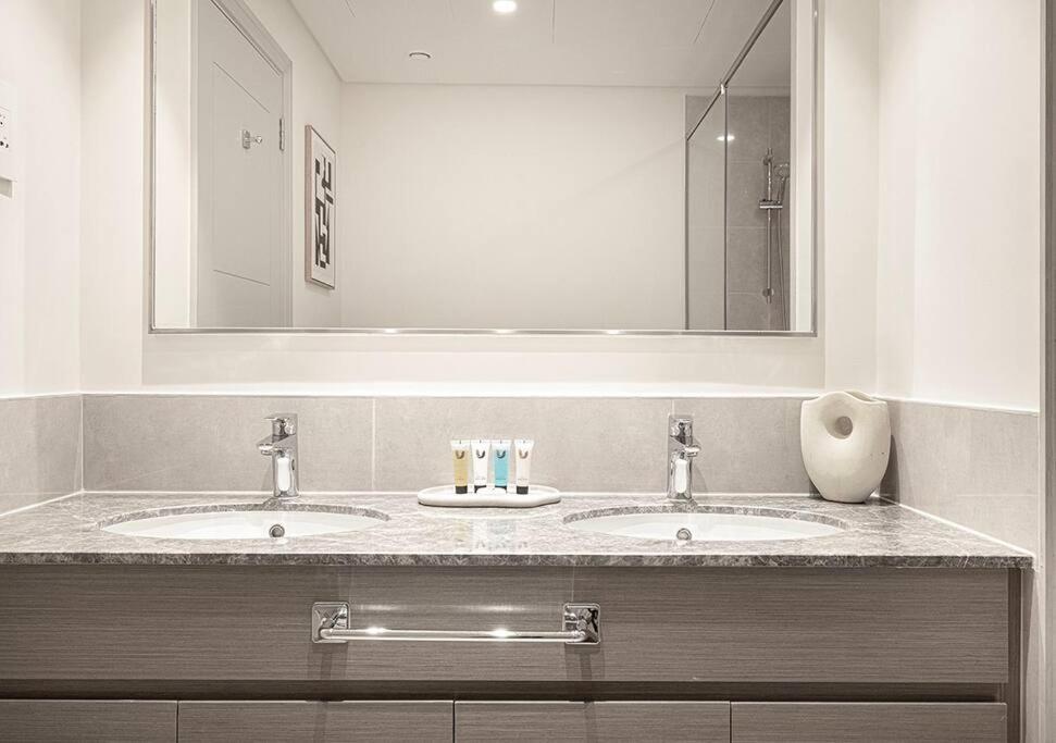 Апартаменти Downtown Sky High Luxury I And Sea Views I Opp Mall Burj Khalifa