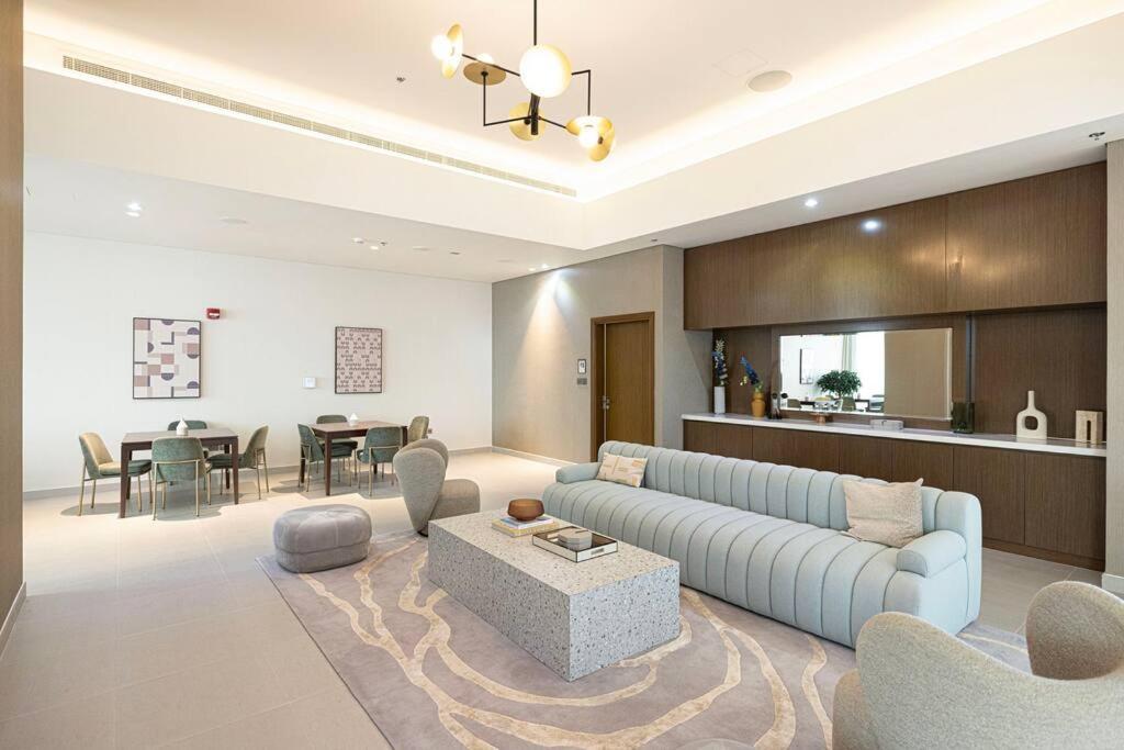 Downtown Sky High Luxury I And Sea Views I Opp Mall Burj Khalifa Апартаменти Дубай