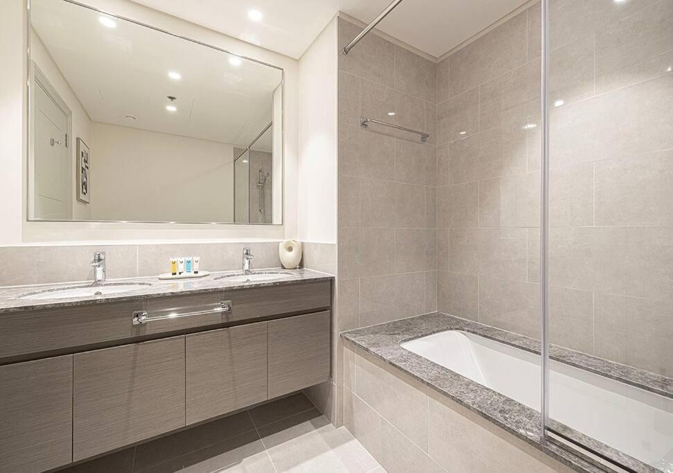 Апартаменти Downtown Sky High Luxury I And Sea Views I Opp Mall Burj Khalifa *