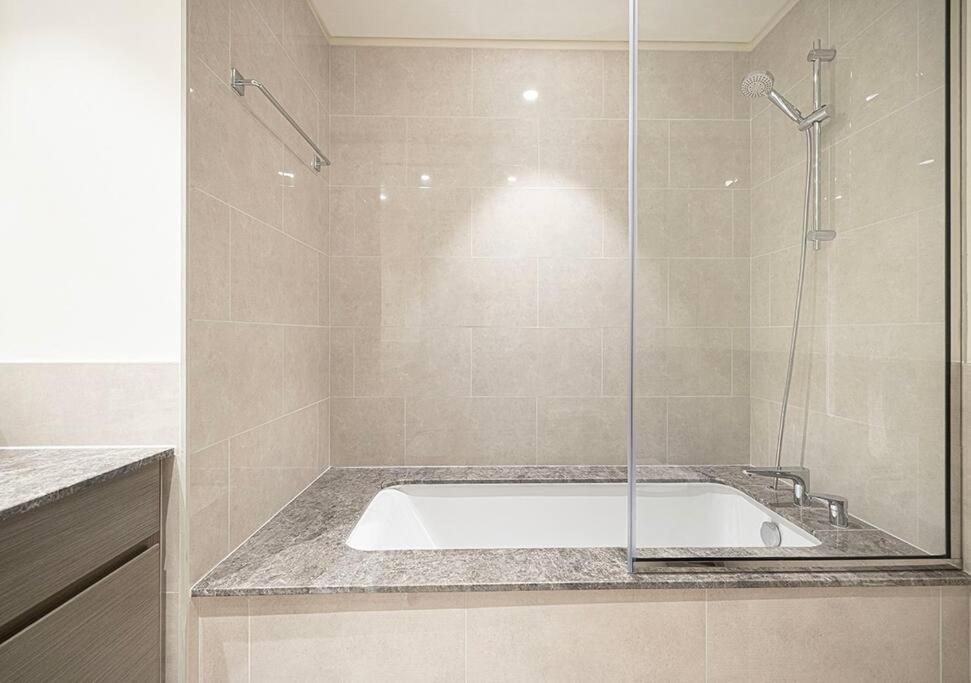 Downtown Sky High Luxury I And Sea Views I Opp Mall Burj Khalifa Апартаменти Дубай