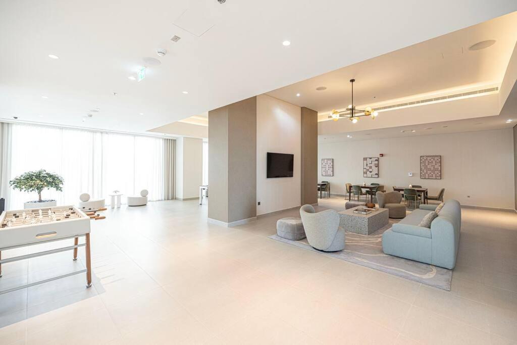 Апартаменти Downtown Sky High Luxury I And Sea Views I Opp Mall Burj Khalifa Дубай